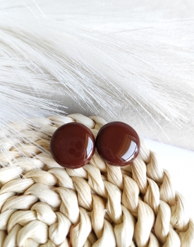 Stud earrings in chocolate color