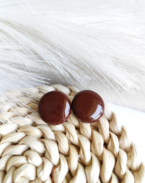 Stud earrings in chocolate color