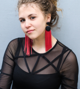 Ādas auskari &quot;Divas podziņas ar skarām&quot; sarkani