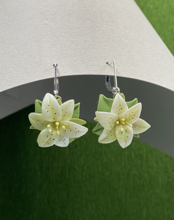 Auskari &quot;Lilijas baltas ar maigu zaļu nokrāsu&quot;