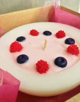 Dessert candle with berries